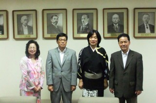 河内家菊水丸さん、南都副市長、御夫人と共に。姫路市役所にて。