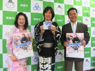河内家菊水丸さん、御夫人と共に。