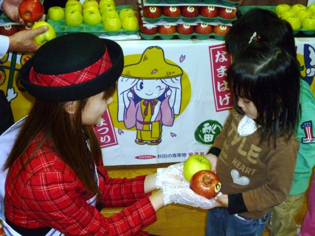 『ミスりんご』小松有沙さんからからりんごをもらう園児